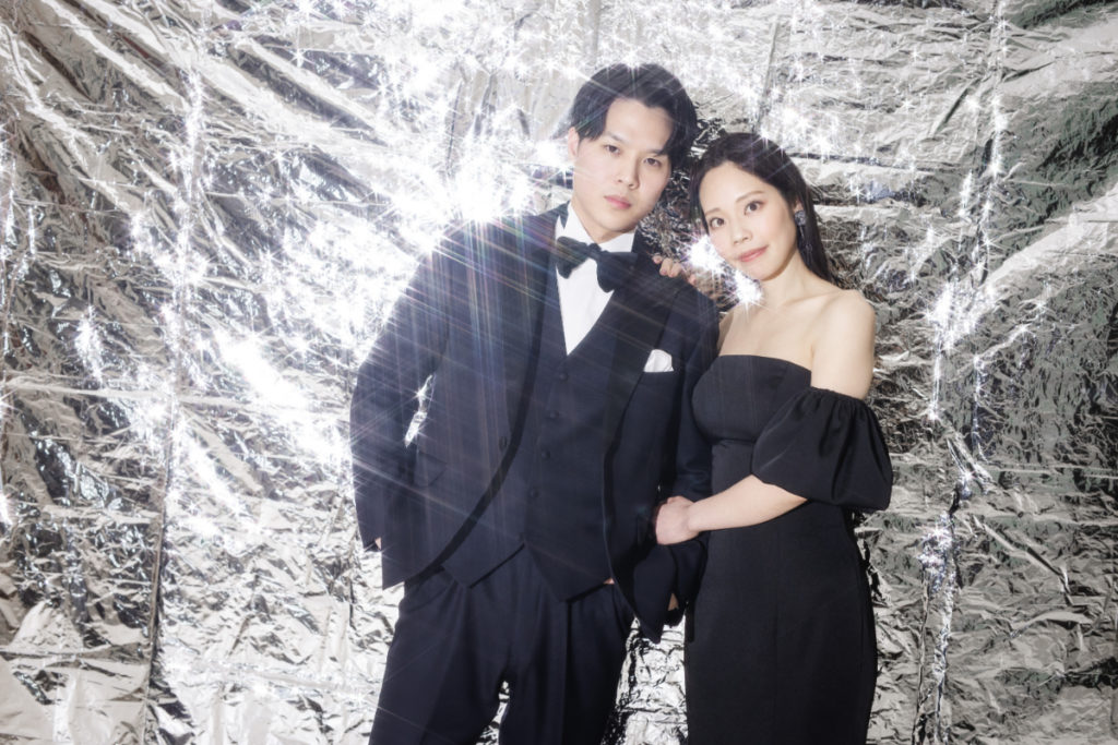 人気の黒ドレスとウェディングドレスで